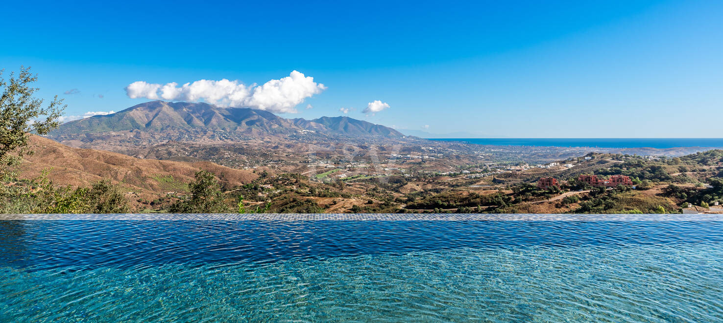 Atemberaubende moderne Villa mit Panoramablick und luxuriöser Ausstattung