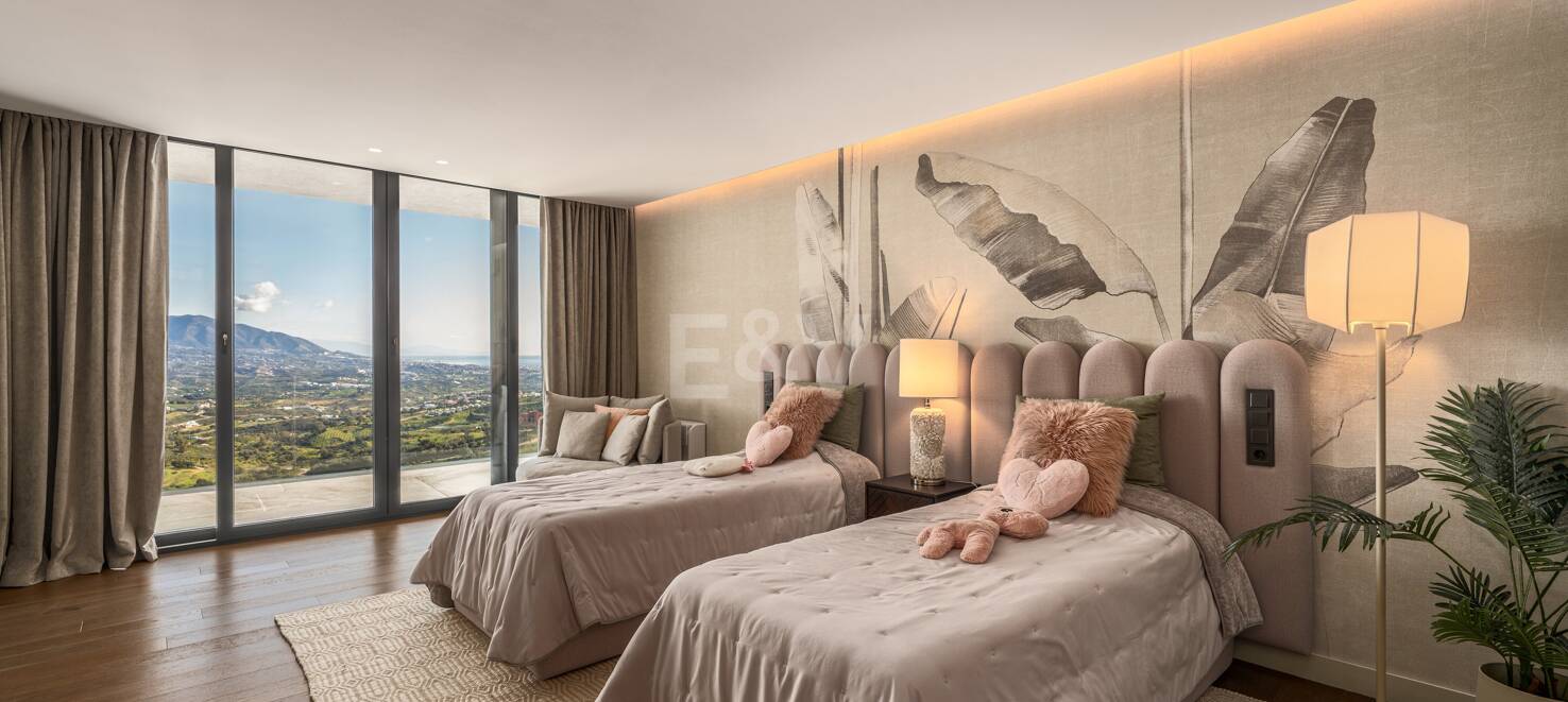 Stunning Modern Villa in Altos de Elviria with Panoramic Views and Luxury Amenities