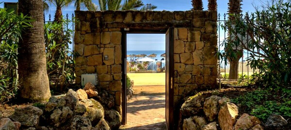 Appartement de deux chambres au cœur du Golden Mile de Marbella, à quelques mètres de la plage.