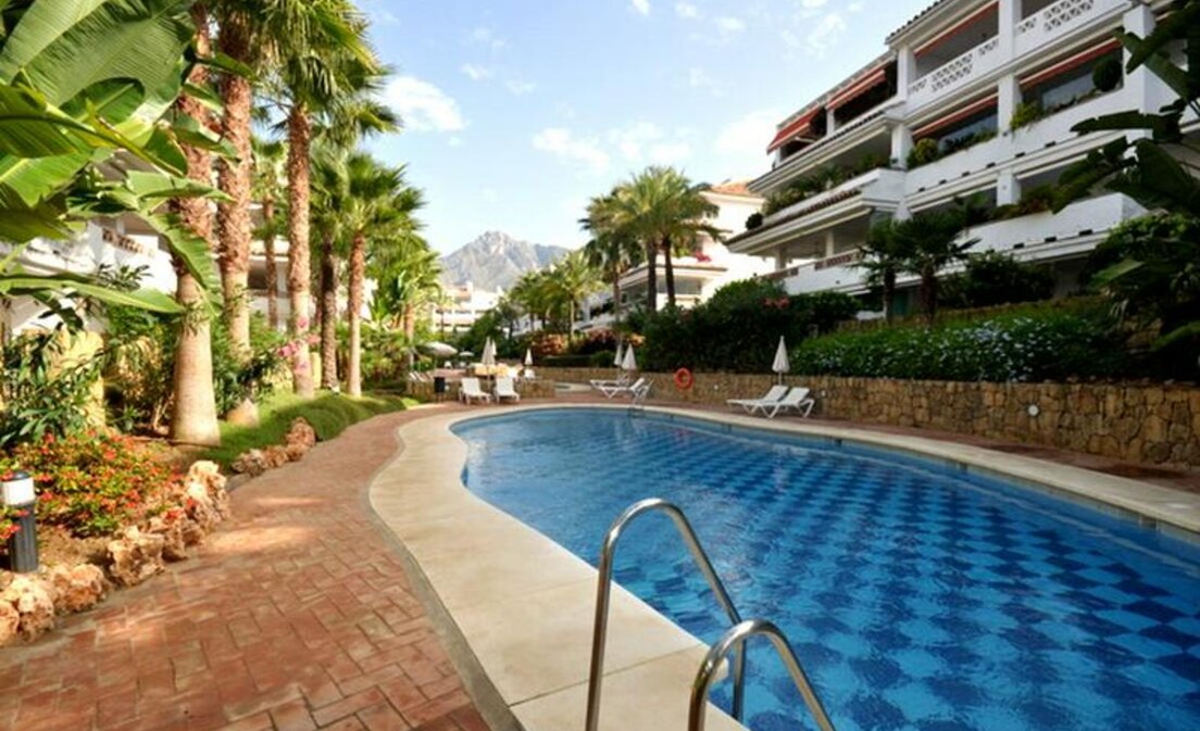 Appartement de deux chambres au cœur du Golden Mile de Marbella, à quelques mètres de la plage.