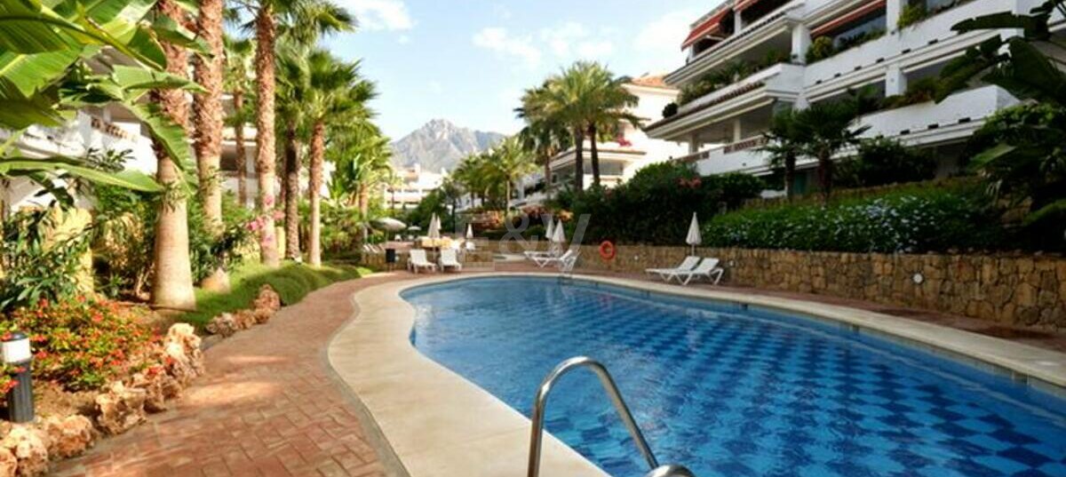 Appartement de deux chambres au cœur du Golden Mile de Marbella, à quelques mètres de la plage.