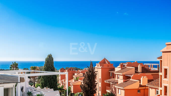 Modernized Townhouse with Sea Views