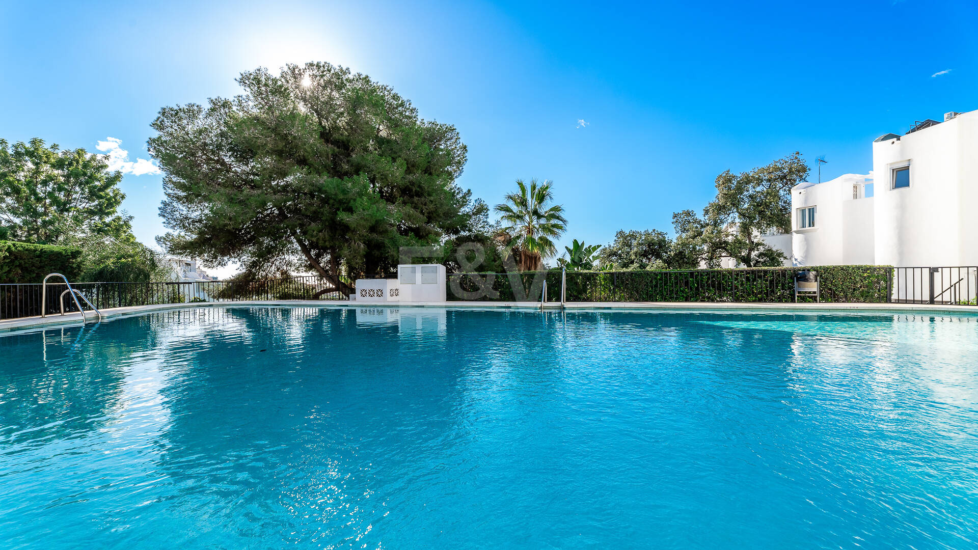 Luxury Modernized Townhouse close to Cabopino