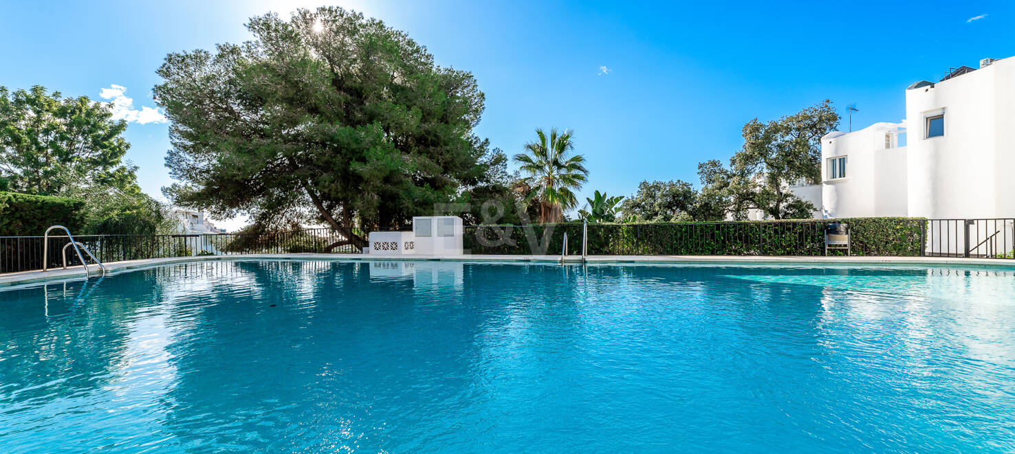 Luxury Modernized Townhouse close to Cabopino