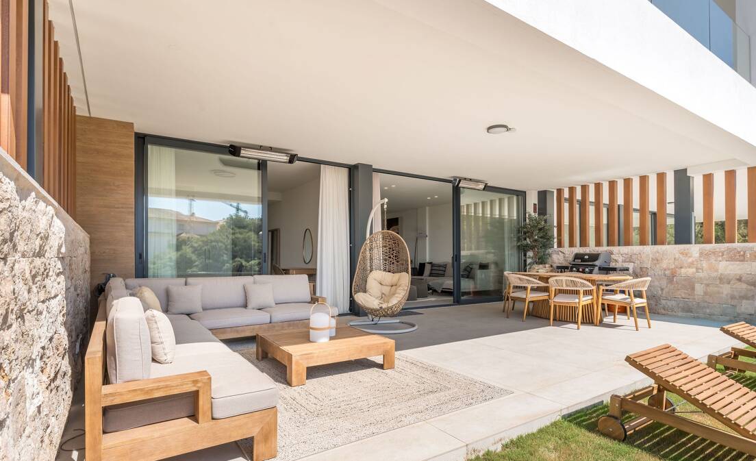 Moderno apartamento en planta baja en Cabopino con amplia terraza