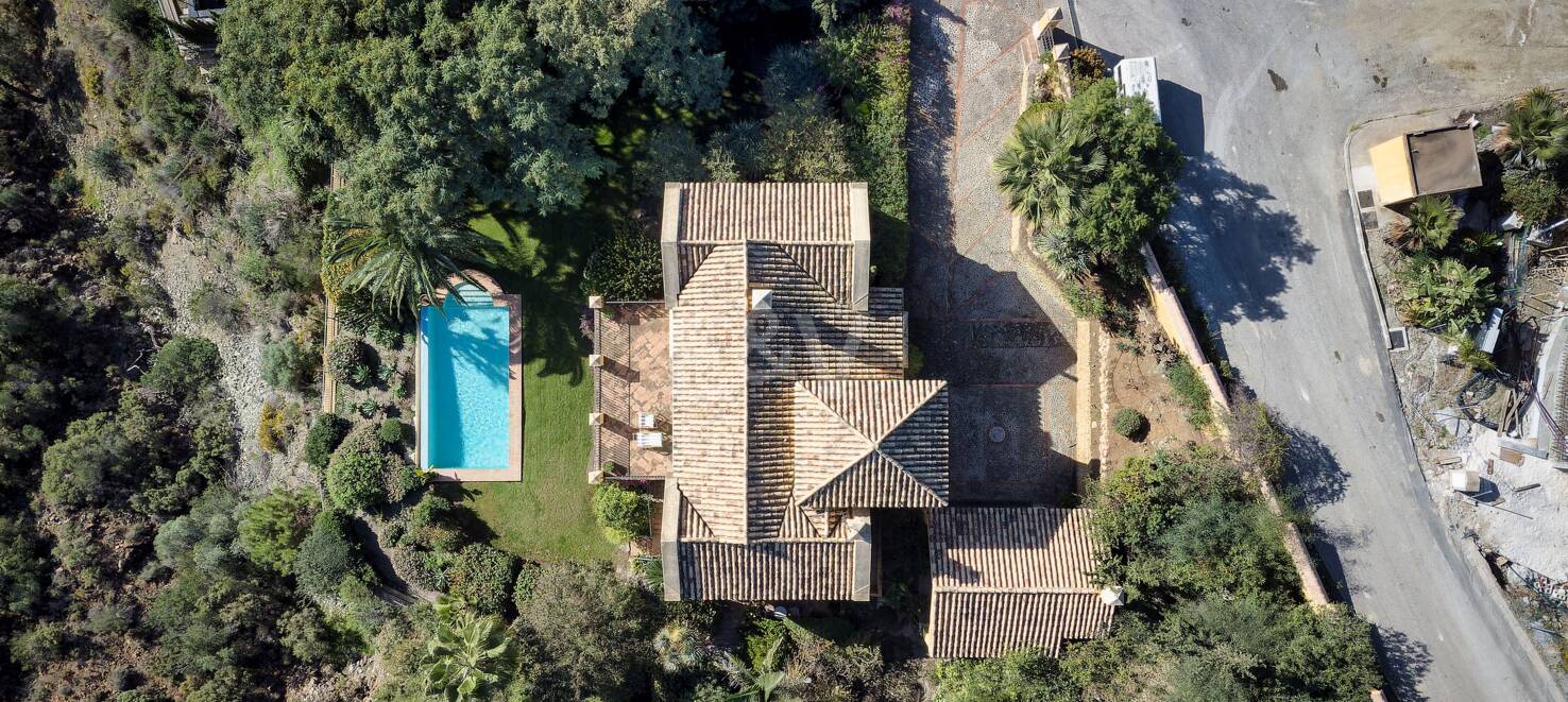 Autentisk andalusisk villa i El Madroñal inbäddad i pittoresk dal!