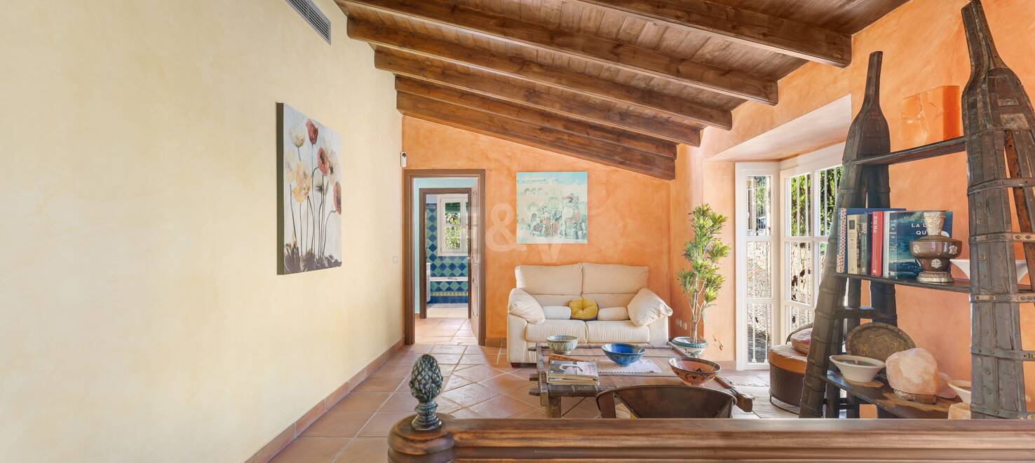 Autentisk andalusisk villa i El Madroñal inbäddad i pittoresk dal!