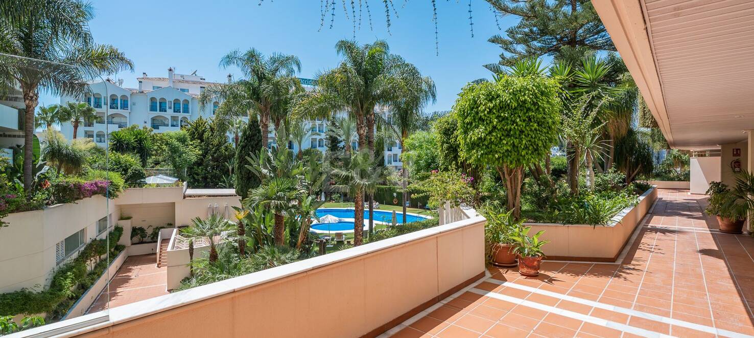 Exklusiv, moderniserad lägenhet direkt i Puerto Banús