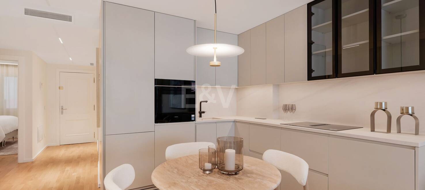 Exklusiv, moderniserad lägenhet direkt i Puerto Banús