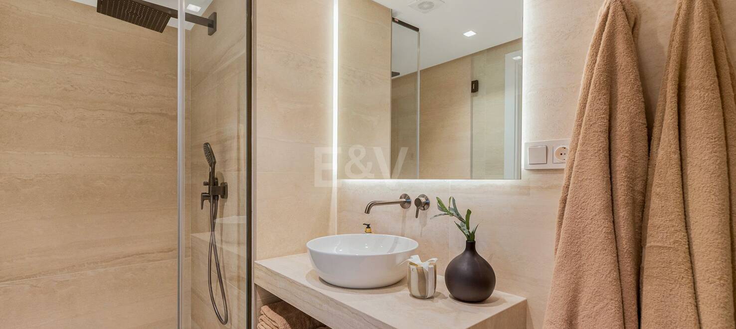 Exklusiv, moderniserad lägenhet direkt i Puerto Banús