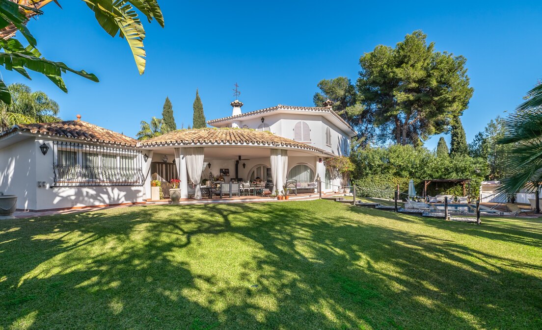 Villa espaciosa con encanto andaluz en Rocío de Nagüeles