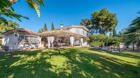 Villa espaciosa con encanto andaluz en Rocío de Nagüeles