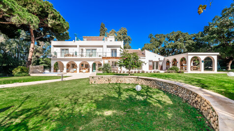 Exclusive Beachside Villa in Elviria on a Plot of 7000m2