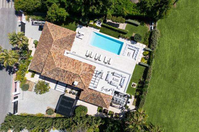 Luxury villa overlooking the Aloha golf course