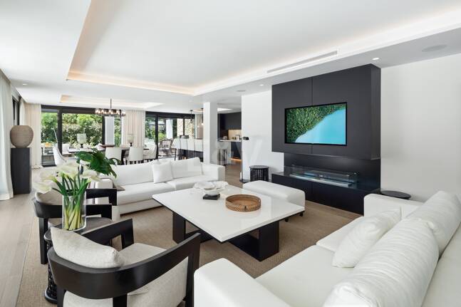Luxury villa overlooking the Aloha golf course