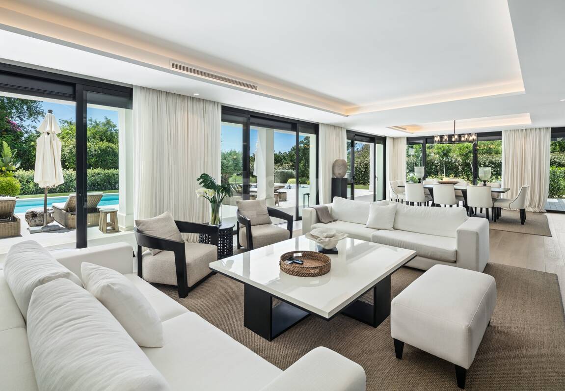 Luxury villa overlooking the Aloha golf course