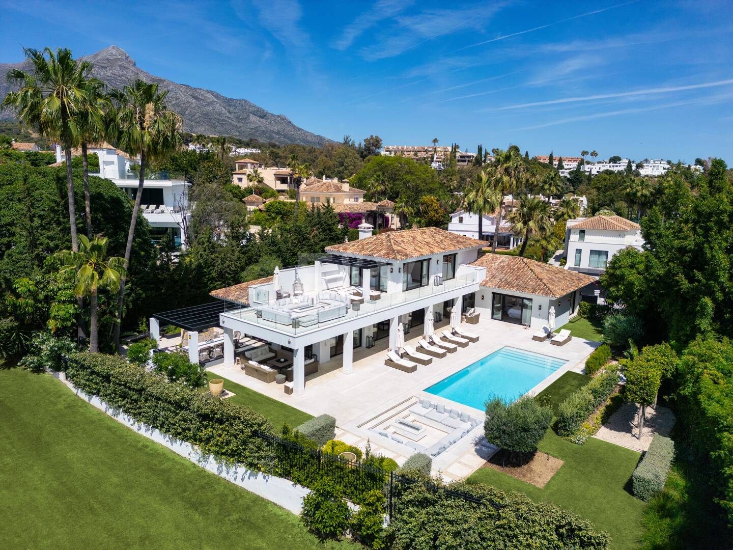 Luxury villa overlooking the Aloha golf course