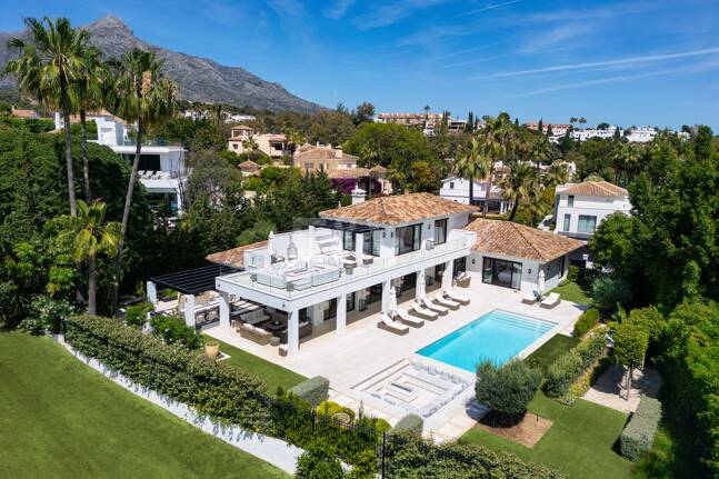 Luxury villa overlooking the Aloha golf course