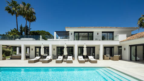 Luxury villa overlooking the Aloha golf course