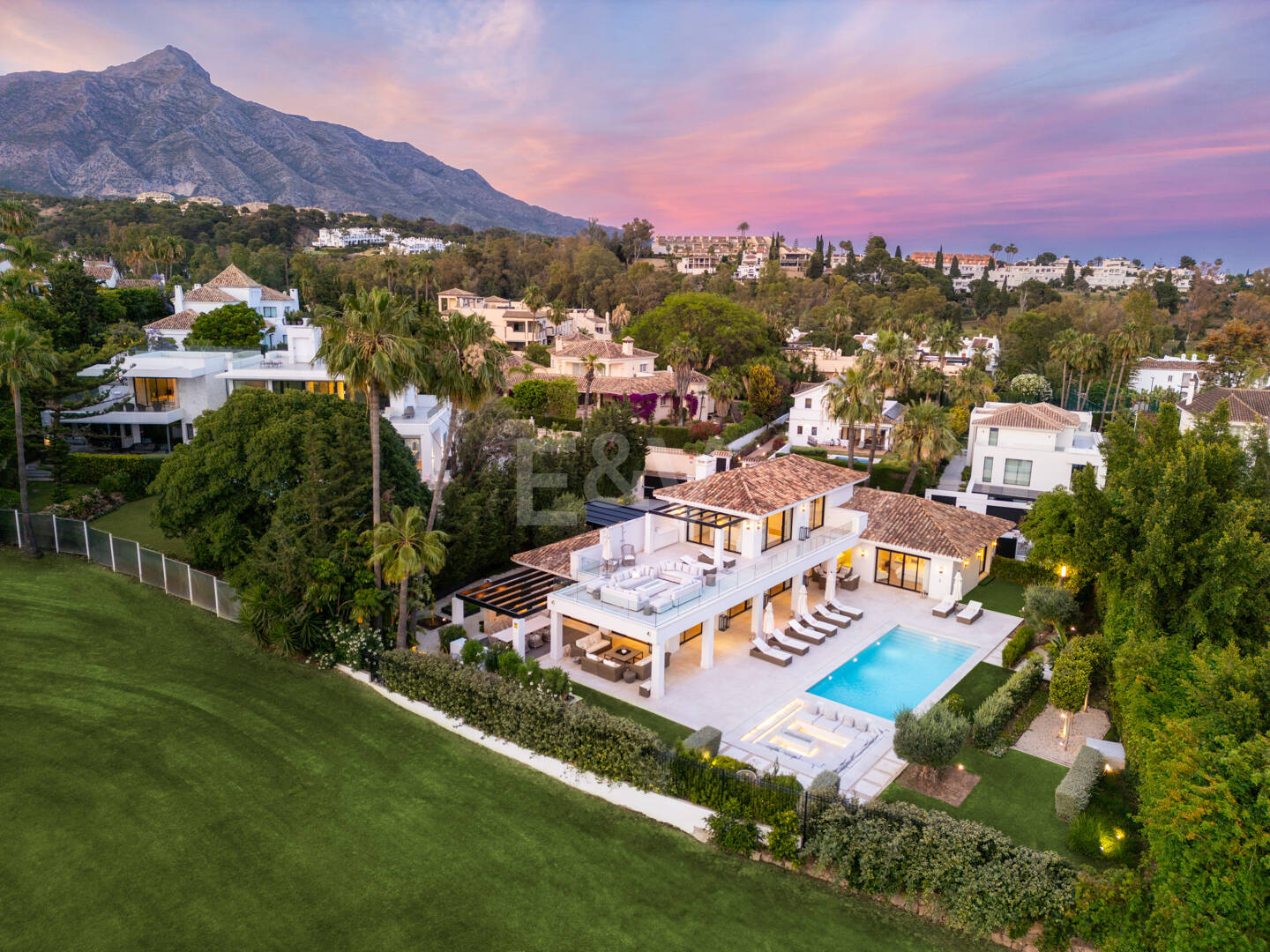 Lyx villa med utsikt över Aloha golfbanan