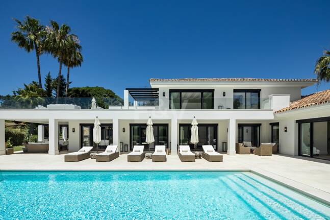 Luxury villa overlooking the Aloha golf course