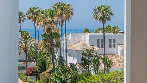 Prächtige Wohnung am Strand in Elviria