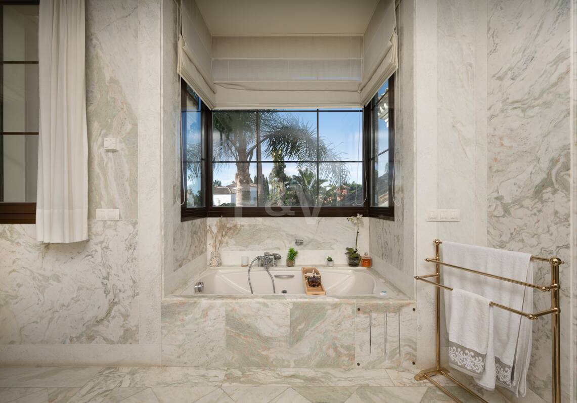 Exquisite Luxusvilla nur wenige Gehminuten vom Strand in Guadalmina Baja entfernt