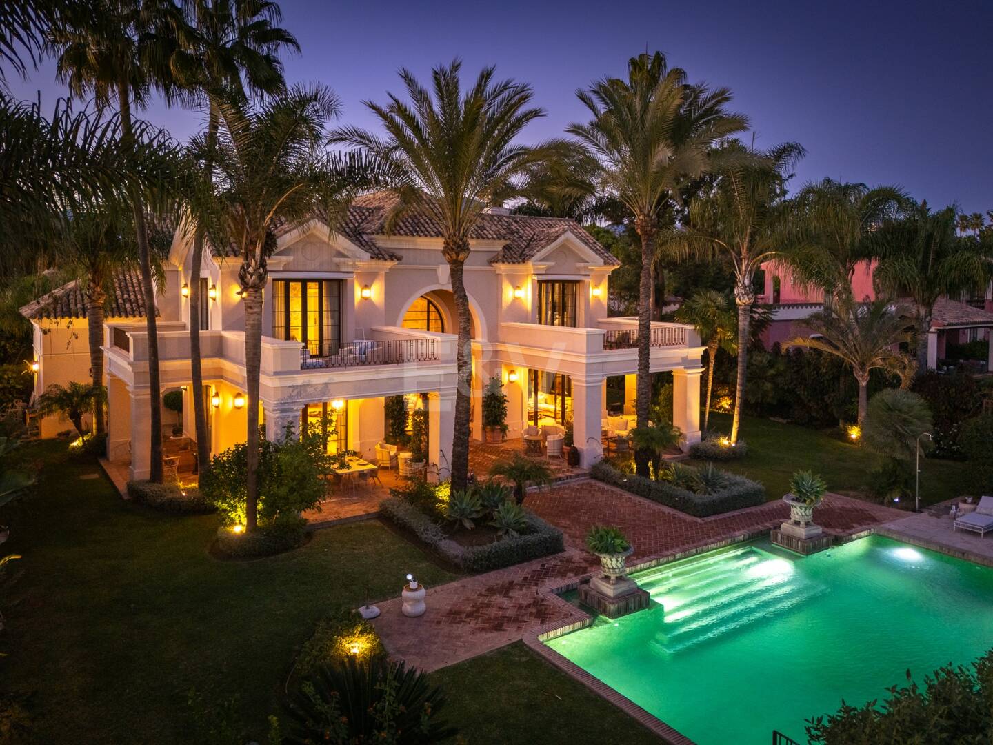 Exquisite Luxusvilla nur wenige Gehminuten vom Strand in Guadalmina Baja entfernt
