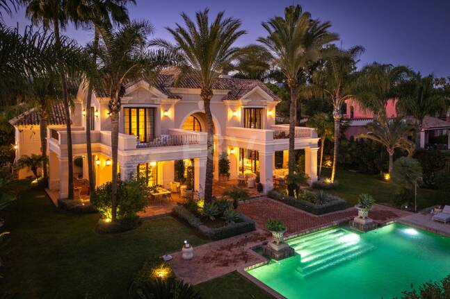 Exquisite Luxusvilla nur wenige Gehminuten vom Strand in Guadalmina Baja entfernt