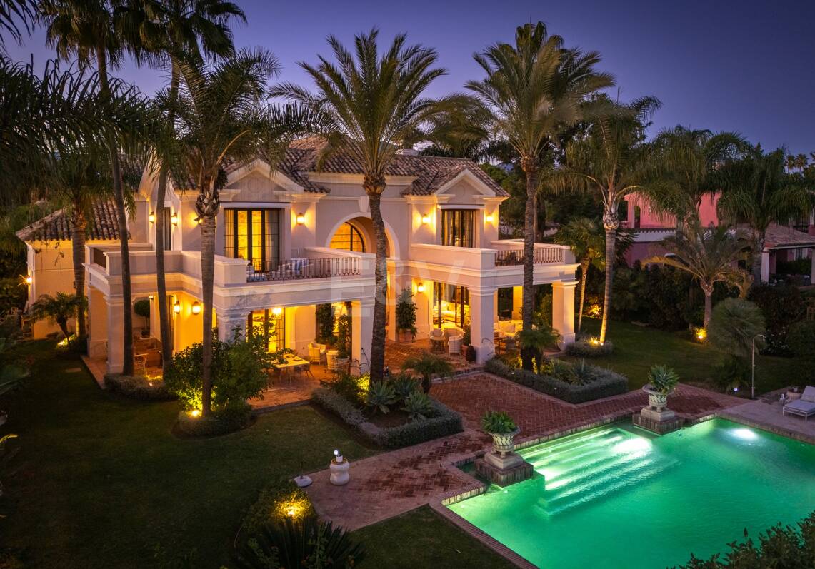 Exquisite Luxusvilla nur wenige Gehminuten vom Strand in Guadalmina Baja entfernt