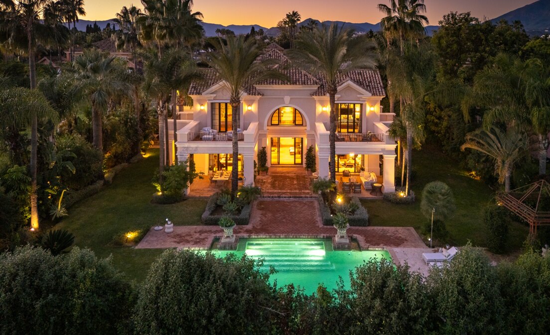 Exquisite Luxury Mansion within walking distance to the beach in Guadalmina Baja