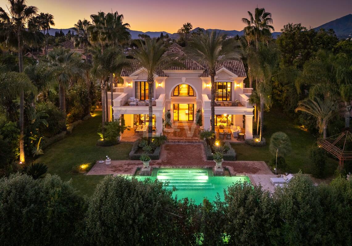 Exquisite Luxusvilla nur wenige Gehminuten vom Strand in Guadalmina Baja entfernt