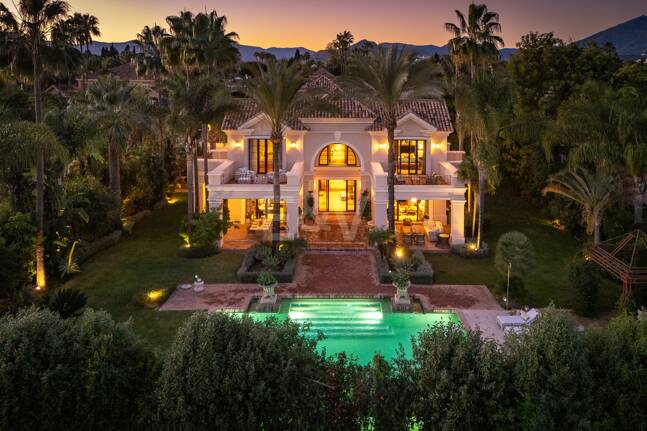 Exquisite Luxusvilla nur wenige Gehminuten vom Strand in Guadalmina Baja entfernt