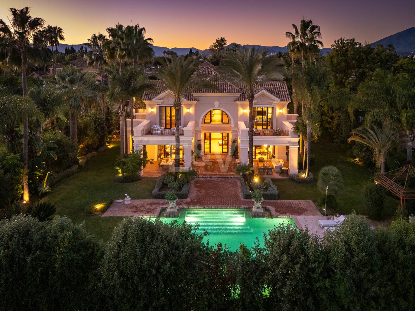 Exquisite Luxusvilla nur wenige Gehminuten vom Strand in Guadalmina Baja entfernt