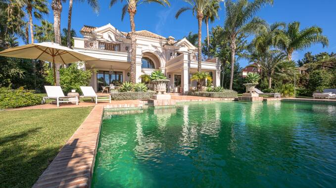 Exquisite Luxusvilla nur wenige Gehminuten vom Strand in Guadalmina Baja entfernt