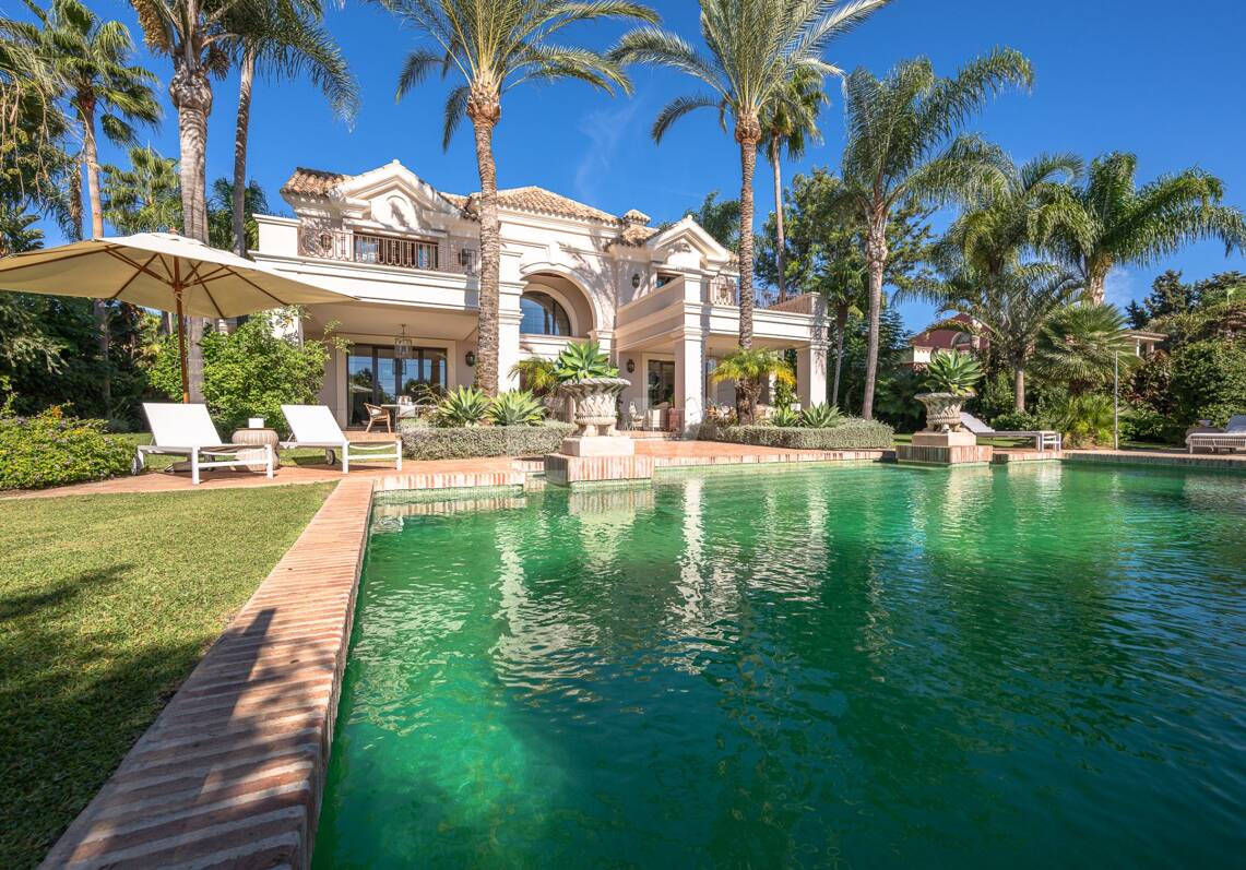 Exquisite Luxusvilla nur wenige Gehminuten vom Strand in Guadalmina Baja entfernt