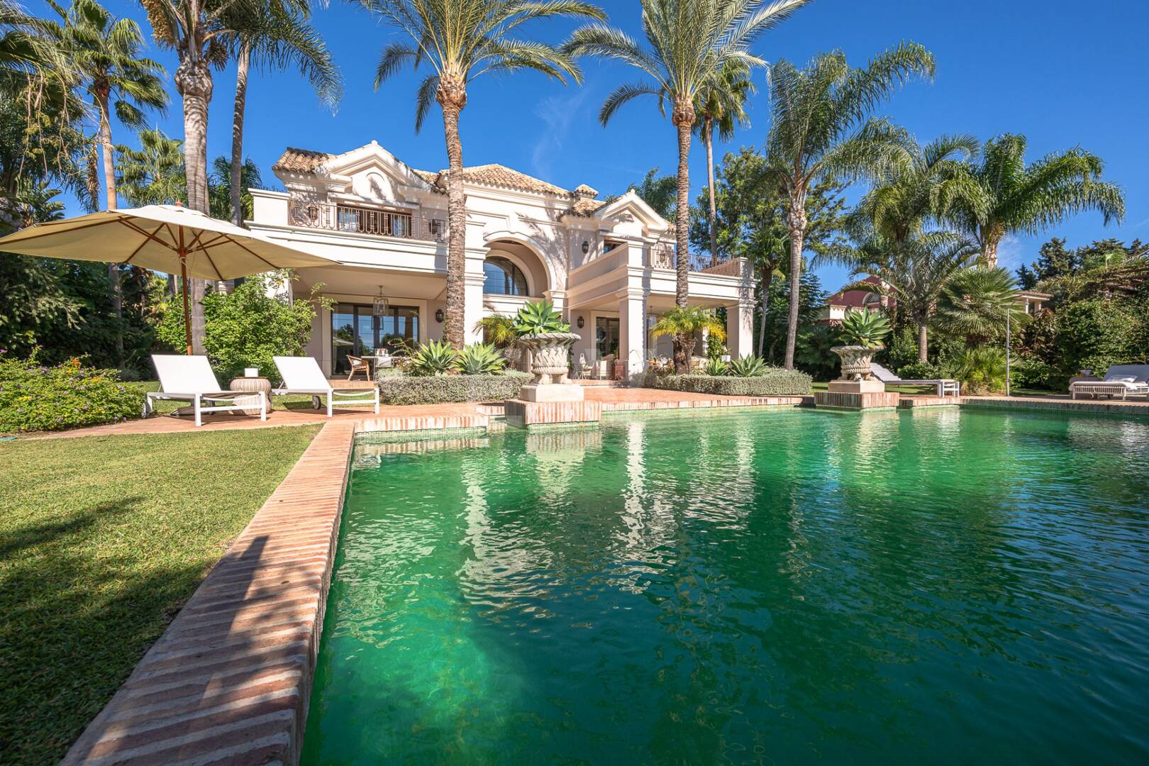 Exquisite Luxusvilla nur wenige Gehminuten vom Strand in Guadalmina Baja entfernt