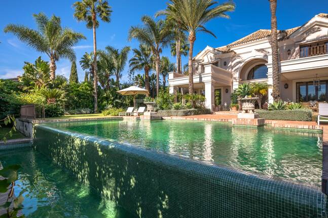 Exquisite Luxusvilla nur wenige Gehminuten vom Strand in Guadalmina Baja entfernt