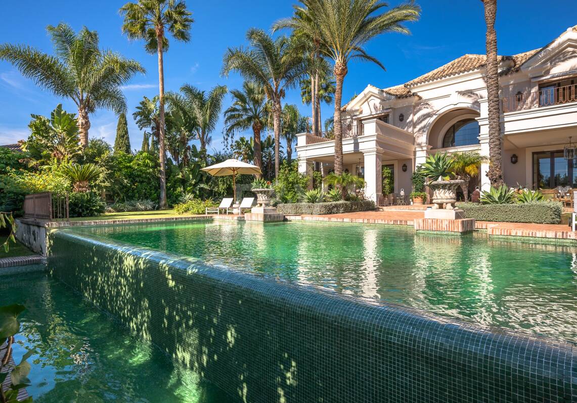 Exquisite Luxusvilla nur wenige Gehminuten vom Strand in Guadalmina Baja entfernt
