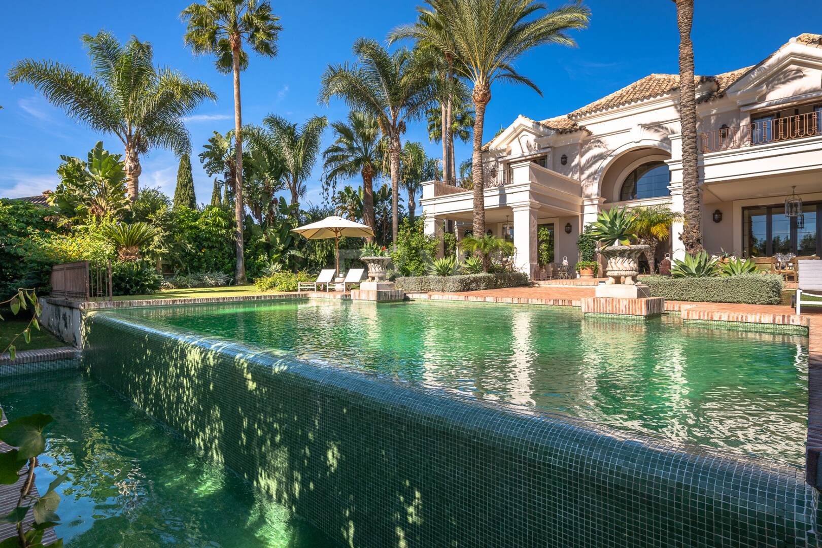 Exquisite Luxusvilla nur wenige Gehminuten vom Strand in Guadalmina Baja entfernt