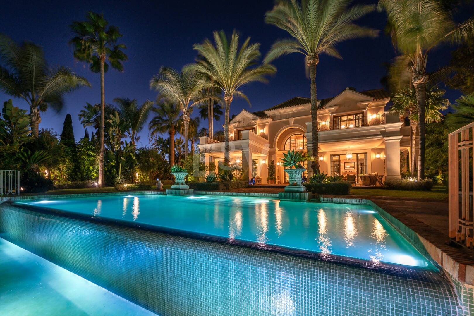 Exquisite Luxusvilla nur wenige Gehminuten vom Strand in Guadalmina Baja entfernt