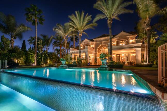 Exquisite Luxusvilla nur wenige Gehminuten vom Strand in Guadalmina Baja entfernt