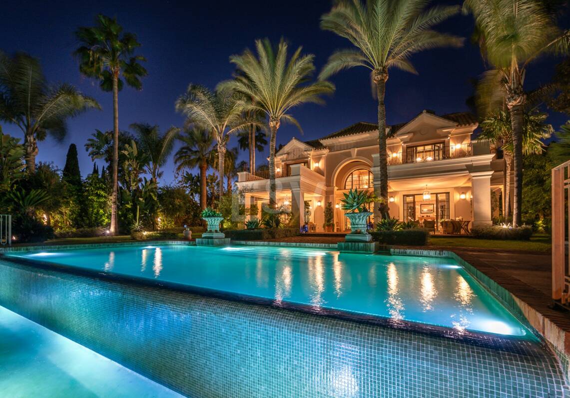 Exquisite Luxusvilla nur wenige Gehminuten vom Strand in Guadalmina Baja entfernt