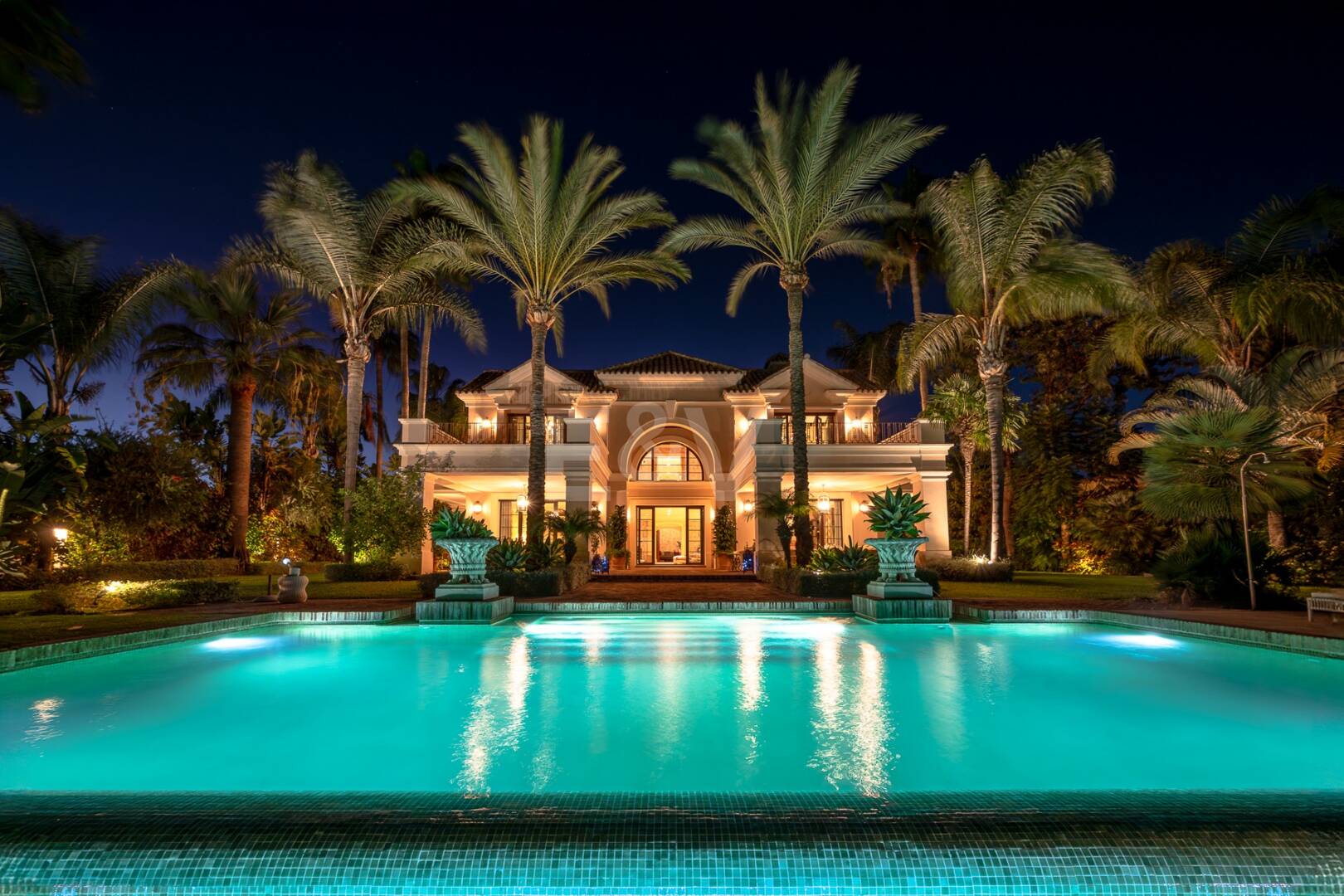 Exquisite Luxusvilla nur wenige Gehminuten vom Strand in Guadalmina Baja entfernt