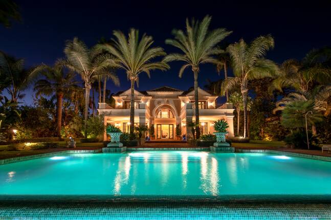 Exquisite Luxusvilla nur wenige Gehminuten vom Strand in Guadalmina Baja entfernt