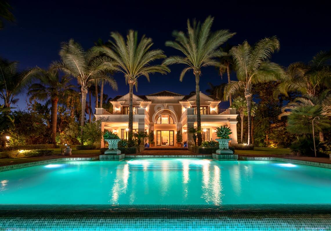 Exquisite Luxusvilla nur wenige Gehminuten vom Strand in Guadalmina Baja entfernt
