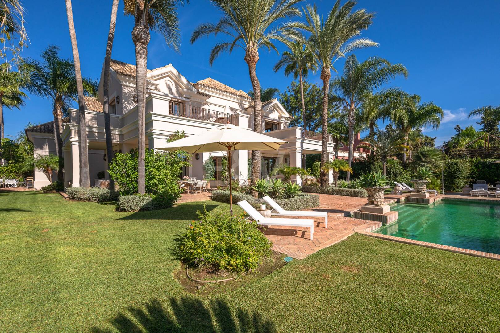 Exquisite Luxusvilla nur wenige Gehminuten vom Strand in Guadalmina Baja entfernt