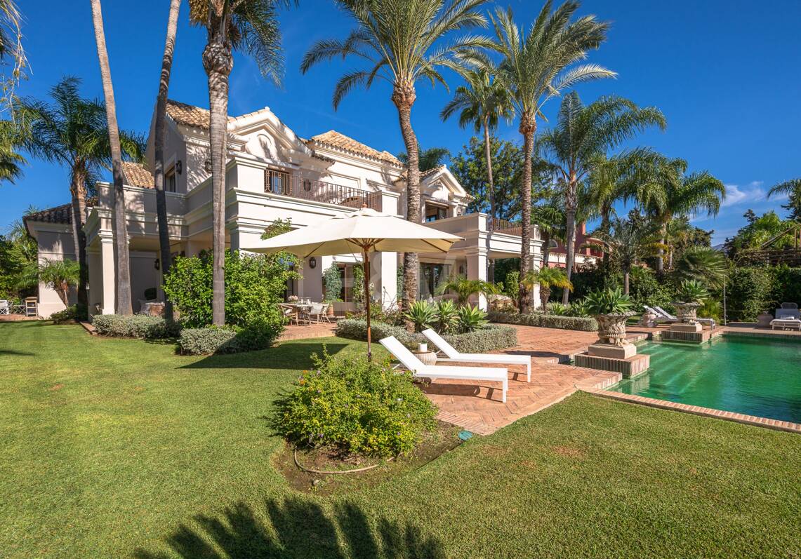Exquisite Luxusvilla nur wenige Gehminuten vom Strand in Guadalmina Baja entfernt