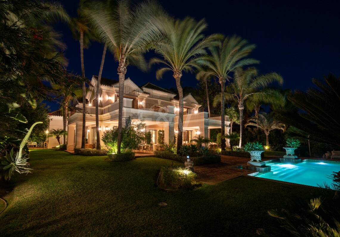 Exquisite Luxusvilla nur wenige Gehminuten vom Strand in Guadalmina Baja entfernt