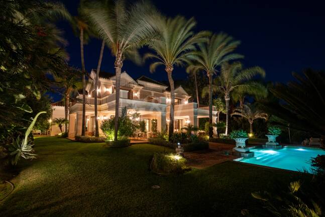 Exquisite Luxusvilla nur wenige Gehminuten vom Strand in Guadalmina Baja entfernt